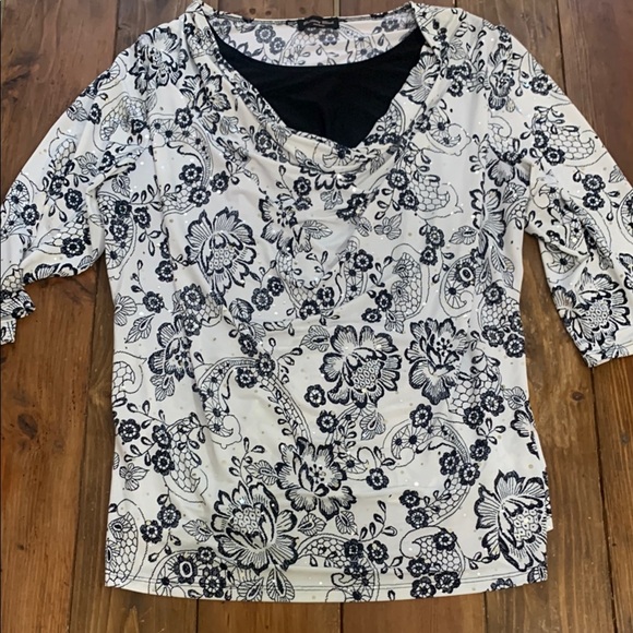 Black and White V-neck 3/4 Sleeve Relaxed Blouse - Picture 1 of 8